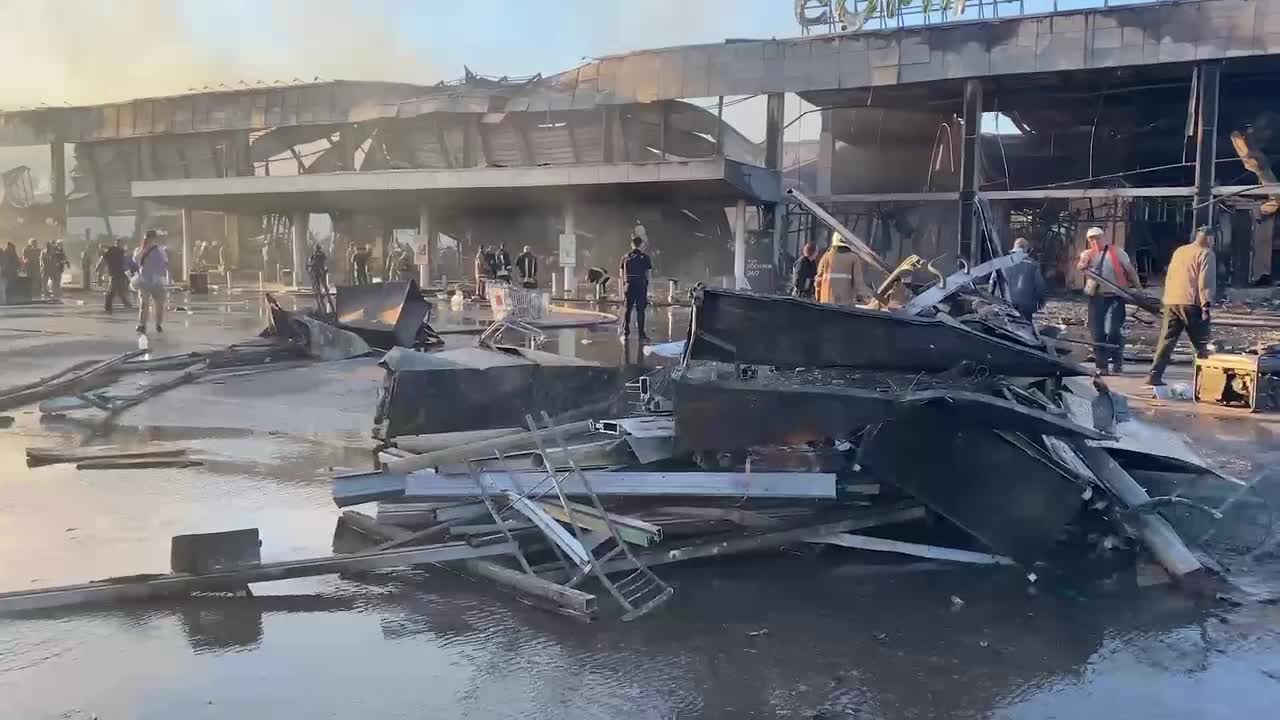 Video of the Amstor shopping center in Kremenchuk after a fire caused by a missile strike