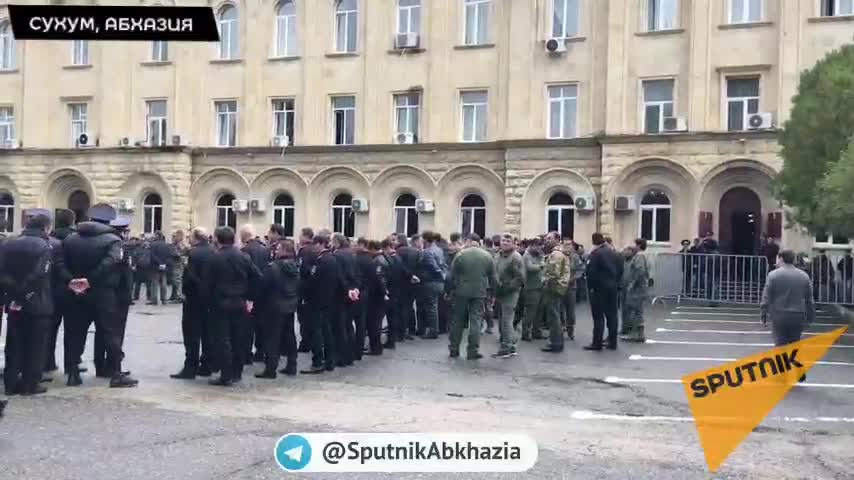 У комплекса правительственных зданий Абхазии собираются силовики