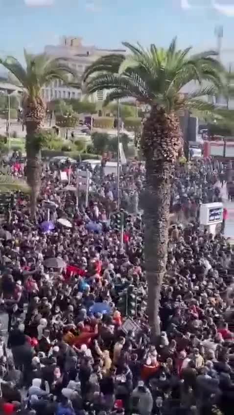 رش الإنسان بالماء جريمة كافية للإطاحة بالدولة من الحارس للرئيس. تونس اليوم 14 يناير 2022