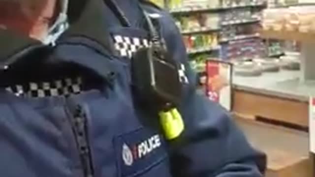 POLICE IN NEW ZEALAND HARASS WOMAN OVER FACE MASK - August 2021