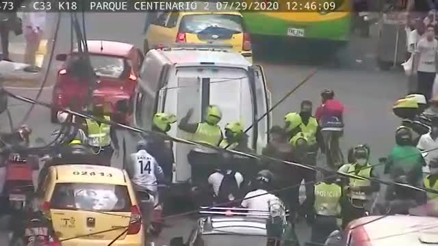 momento en que una mujer cometía un hurto en el centro de Bucaramanga