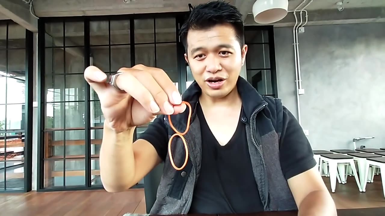 THE MAGIC ILLUSION OF RUBBER BANDS ONE WITH EACH OTHER