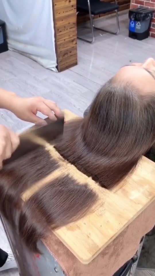 this guy cutting hair like a pro