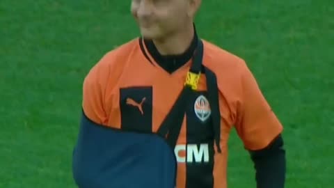 Azovstal defender kicked the ball before the Shakhtar-Dynamo soccer match