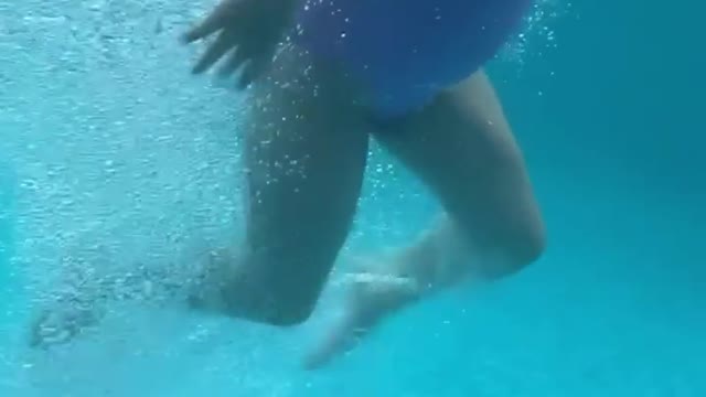 MS Dhoni’s Daughter Ziva swimming like a Mermaid