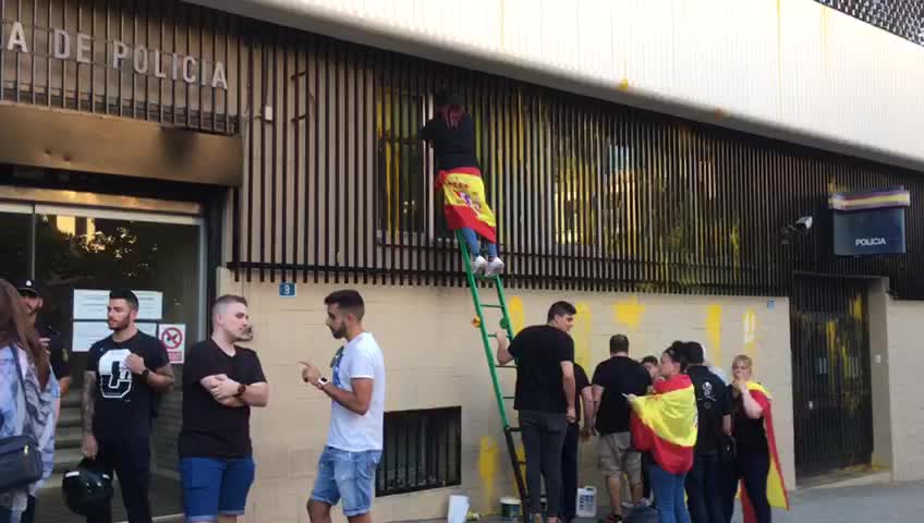 Españolas limpian la fachada de la Comisaría de Policía Nacional atacada por CDR en Tarrasa​