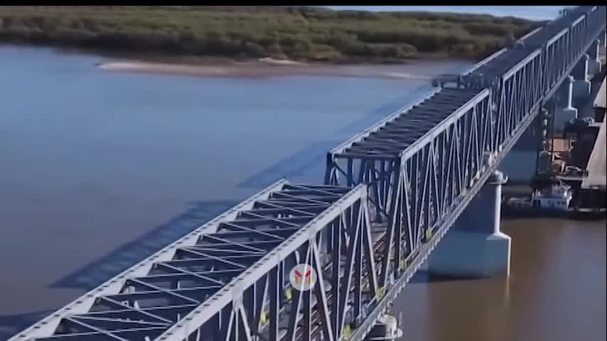 Voici le pont routier qui relie la Russie à la Chine