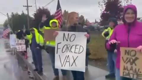 Hundreds of #Boeing workers in Washington state protest the company’s vaccine mandate.