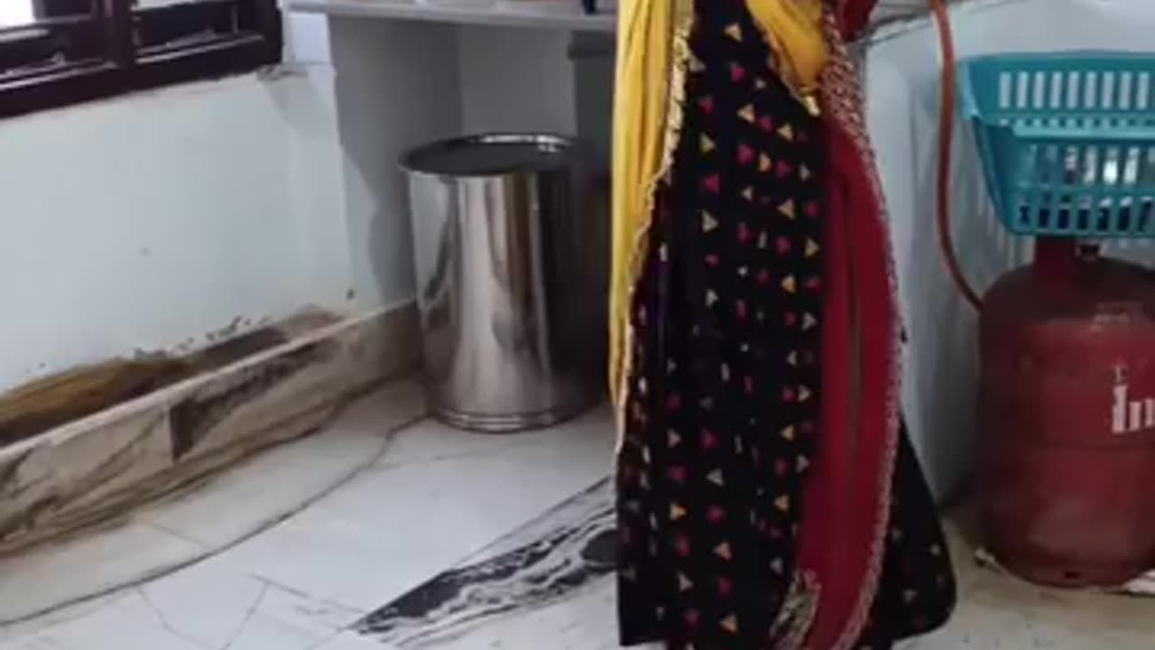 Mother's desi jogger makes Hana by keeping the child like this