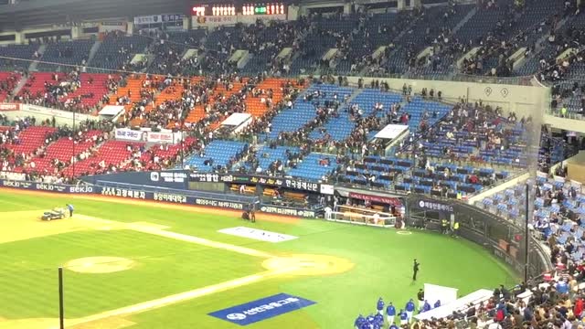Samsung lions's Victory cheerer