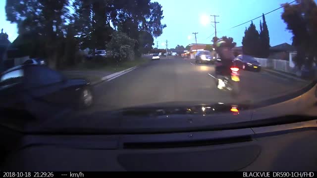 Learner Rider's Dangerous Overtake