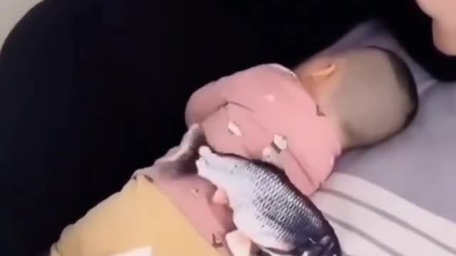 See how Mother try to Sleeping their Baby with Fish