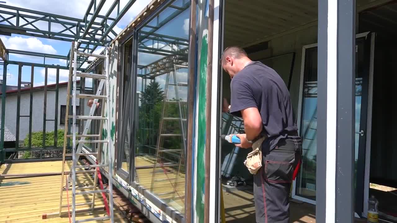 Timelapse- Couple Builds containers house in 15mins