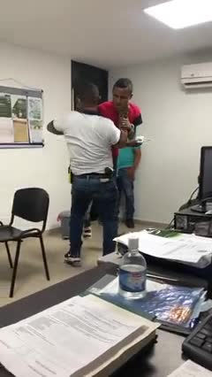 INVESTIGAN A SARGENTO DE LA DIJÍN QUE LANZÓ A HOMBRE CONTRA LA PARED