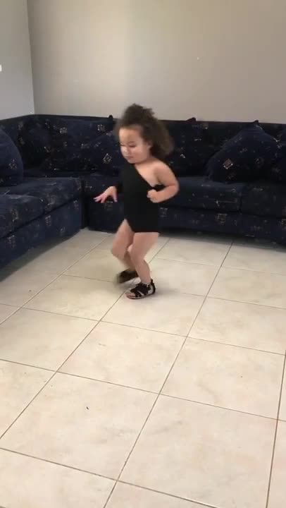 Pequeña se viste como Beyonce para una rutina de baile de 'Single Ladies'