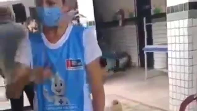 Man has strange reaction during vaccination. Look!