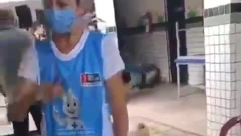 Man has strange reaction during vaccination. Look!