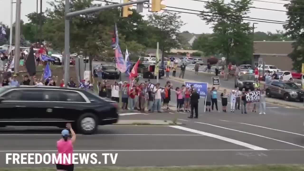 The motorcade of the most popular president in American