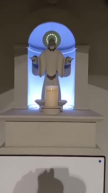 Robot mnich usługujący katolikom.