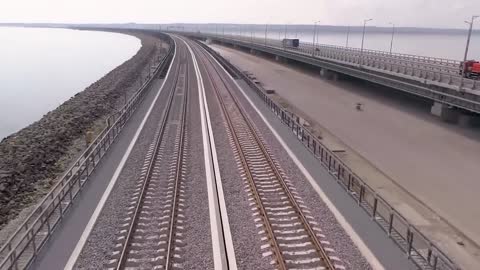 Il Ponte di Crimea sullo stretto di Kerch collega la penisola di Kerch in Crimea e la penisola di Taman del Krasnodar Krai in Russia DOCUMENTARIO lungo 19 km è il ponte più lungo d'Europa