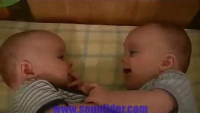 Un video muy lindo de dos bebes riendo