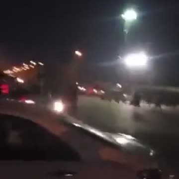 Violent clashes and heavy gunfire in #Baghdad.