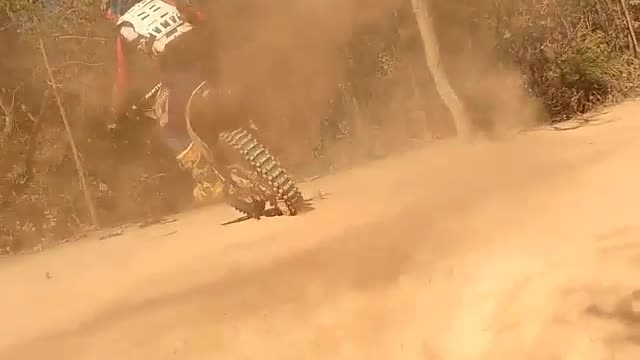 Motocross na cratera da lua