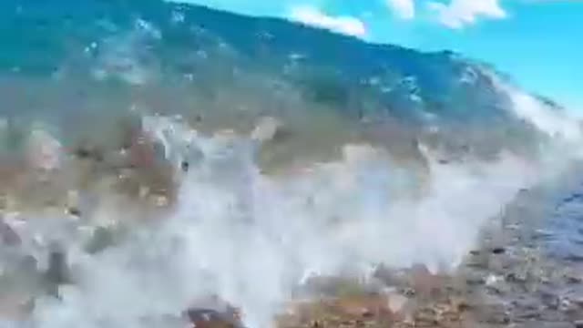 Filming the sea wave from the inside