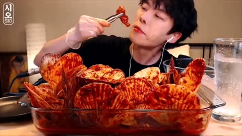 Asian Guy VS Mouthwatering Spicy Seafood ❤️