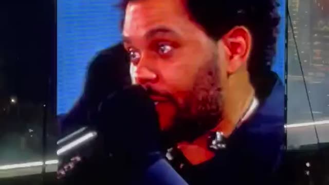 'The Weeknd' ended his concert at Sofi Stadium in Los Angeles after losing his voice