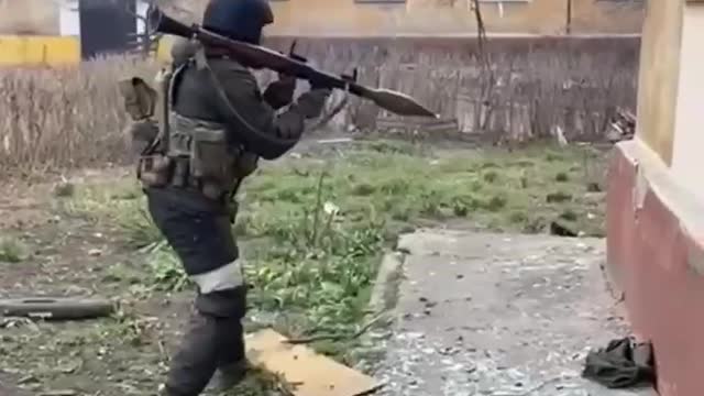 Chechen forces storming the building in Rubizhne of the Luhansk People's Republic