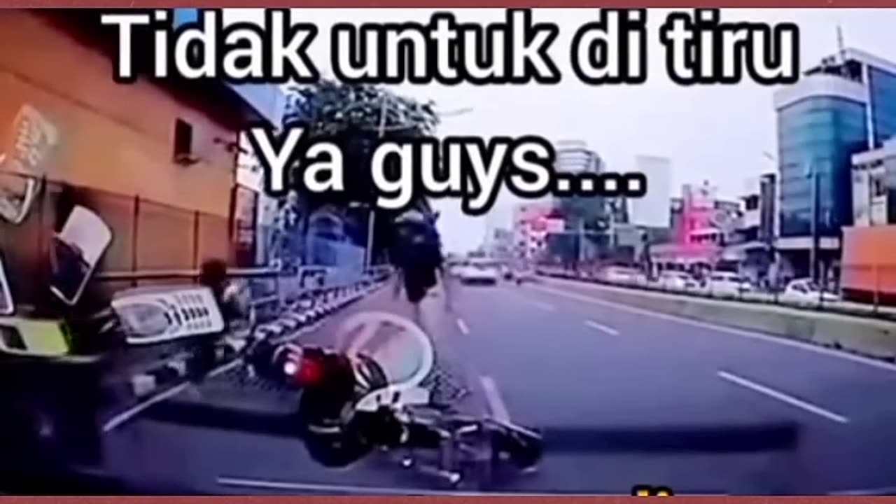 Akibat pemotor mau ke pinggir tidak beri aba aba #viral #shortvideo