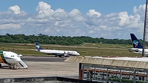 Embraer 195 PR-AXY taxiando após pousar em Manaus vindo de São Gabriel da Cachoeira