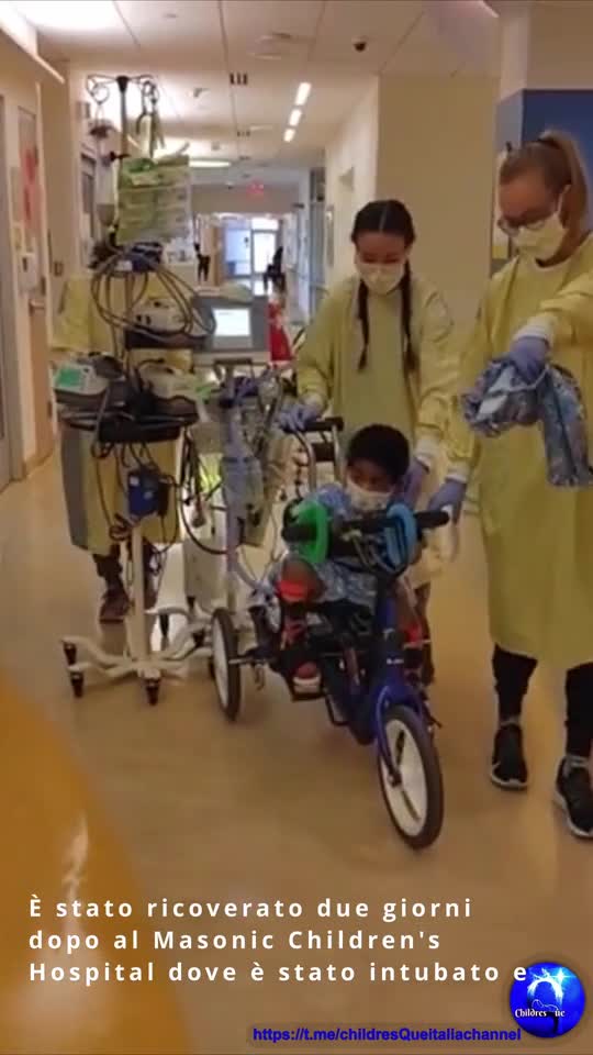 Bimbo di sei anni, dopo il vaccino COVID-19, ora ha la miocardite e non può camminare.