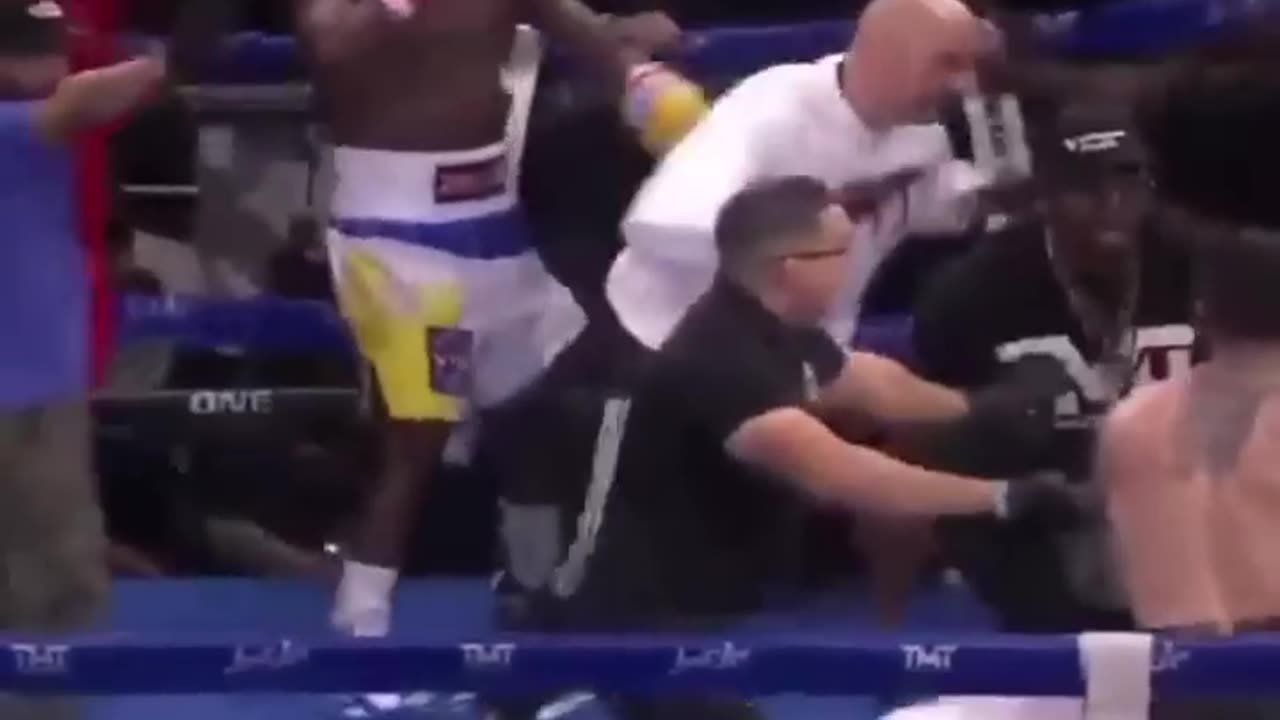 LOOK AT THE GUY IN BLACK SHIRT | MASSIVE RUMBLE DURING FLOYD MAYWEATHER vs JOHN GOTTI EXHIBITION