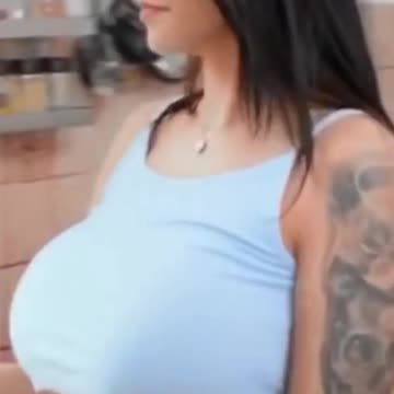 BIGGEST MILF GIRL EVER 😲