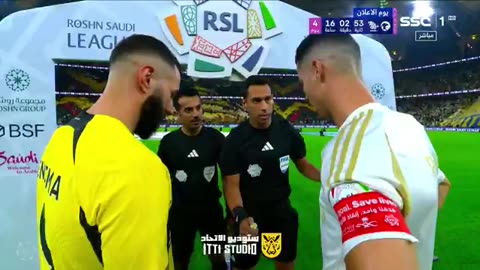 Karim Benzema et Cristiano Ronaldo avec un grand sourire avant le match