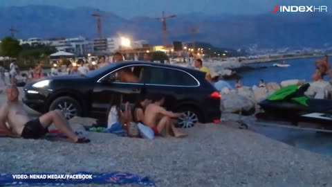 Turisti u Hrvatskoj: Autom pokušao izvući jet-ski pa zapeo na plaži
