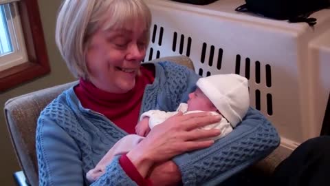 Mujer se emociona al ver a su nieta por primera vez