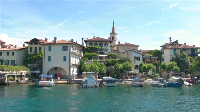 isola superiore summer buildings near waterfront most famous places of italy