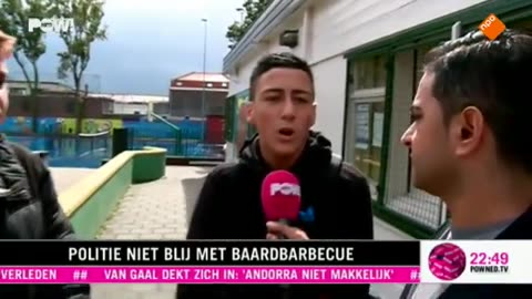 Radicale moslim met terroristenvlag op voetbalveld