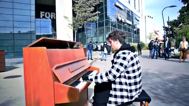 Peter Buka kills PIANO STREET PERFORMACE(Mad World)