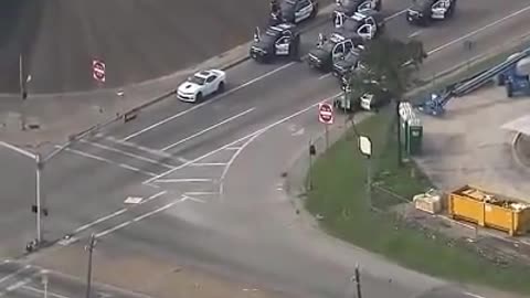 Chạy hơi nhanh chút xíu mà bị mấy chục ông bao vây