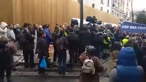 French citizens block Islamist prayer with national anthem