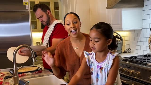 Making Personal Pizzas Easy Family Dinner with the Kids