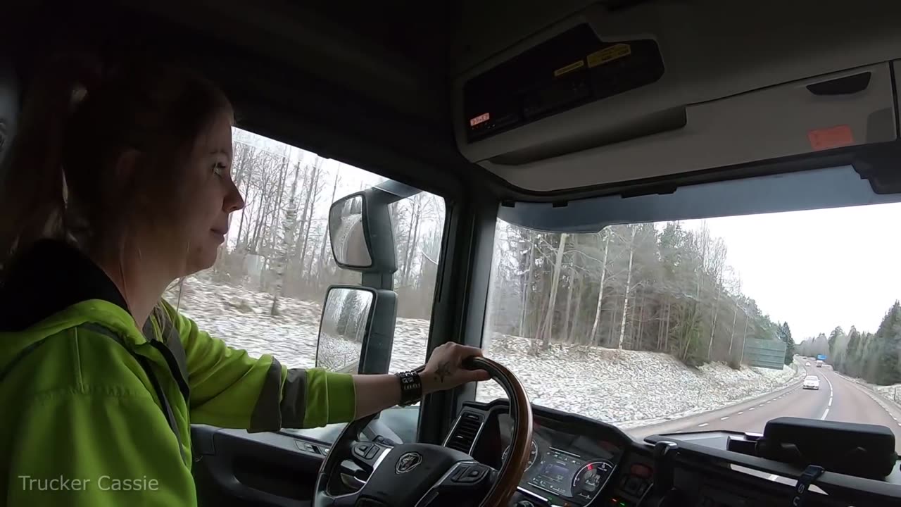 Beautiful girl driving truck in winter 🥶 amazing experience #lifehack