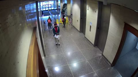 8003FCOB01ElevatorLobby_2021-01-06_15h20min01s100ms.mp4