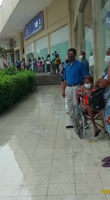 Malla obstaculiza paso de paciente en silla de ruedas