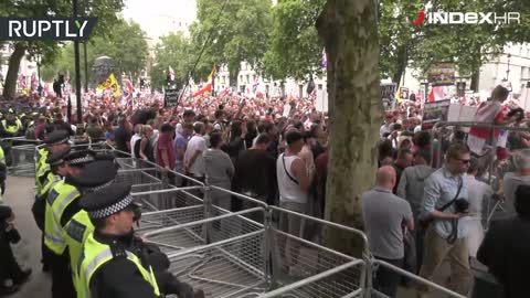 Velika Britanija: Sukobi s policijom na prosvjedima za oslobođenje Tommyja Robinsonsa