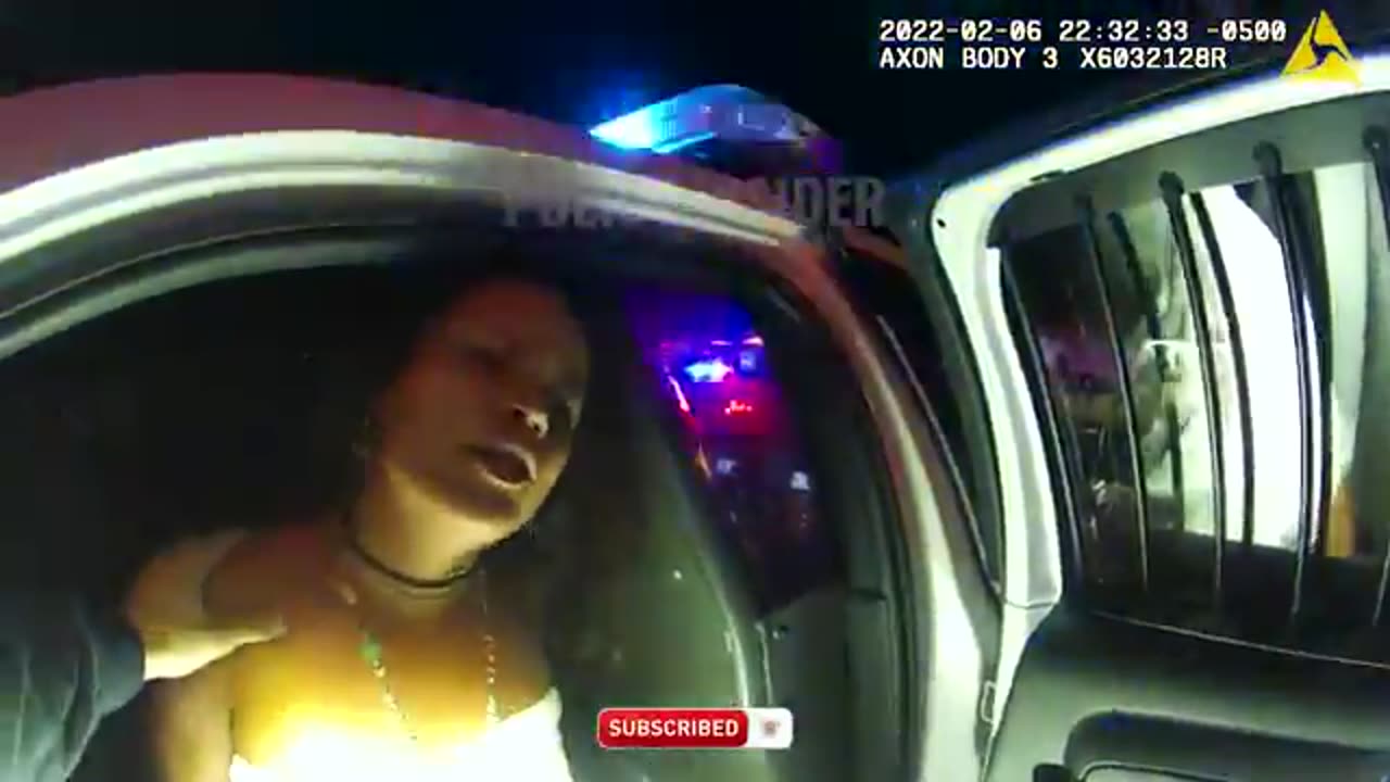 Woman Accuses Cop of Harassment After Getting Arrested in a Towel